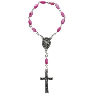 Dizainier sur chaine avec grains ovales en nacre H. 7mm, croix en métal avec Christ. Existe en différentes couleurs.