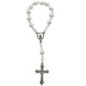 Dizainier sur chaine grains ronds de couleur blanc Ø 6 mm, croix métal avec Christ..