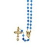 Chapelet grains agate bleue, Ø 7 mm, chaine couleur dorée, longueur au cœur 32 cm, croix avec Christ. Livré en boite..