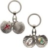 Porte-cles ouvrant de saint Jacques forme coquille Ø 3 cm avec 2 resines saint Jacques et saint Christophe.
