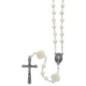 Chapelet en nacre, grains Ø 6 mm et pater en forme de croix sur chaine, avec cœur et croix avec Christ. Livré en boite..