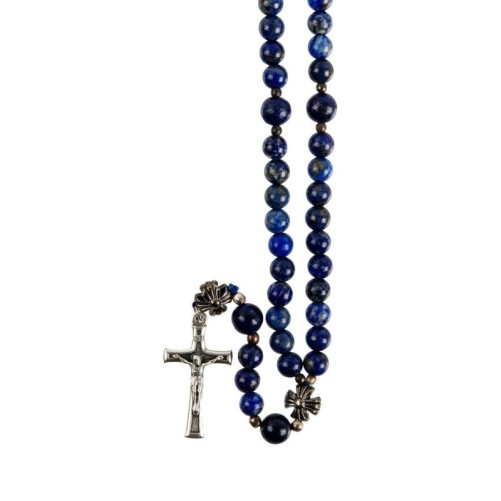 Chapelet sur corde grains en pierre naturelle Ø 7 mm, longueur au cœur 17 cm, croix avec Christ. Livree en boite.