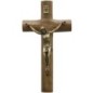 Crucifix cylindrique en bois à suspendre, avec Christ bronze portant les Saintes Plaies. H : 17 cm..