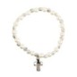 Bracelet sur élastique grains nacrés blancs Ø 6 mm, avec croix..