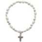 Bracelet dizainier sur élastique grains nacrés et grains forme croix avec croix métal..