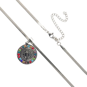 Collier maille serpent L. 45 cm, médaille de St Benoit Ø 2.5 cm en acier inoxydable avec strass de différentes couleurs.