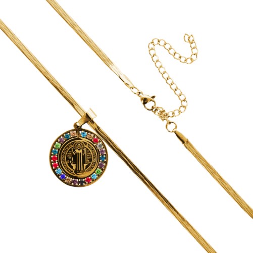 Collier maille serpent L. 45 cm, médaille de St Benoit Ø 2.5 cm en acier inoxydable avec strass de différentes couleurs.
