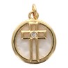 Médaille coquille naturelle avec croix ajourée dorée supérieure et zircon au centre, Ø 1.5 cm.