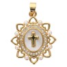 Médaille et croix dorée supérieure avec coquille naturelle, grains nacres blancs et zircons, Ø 2 cm..