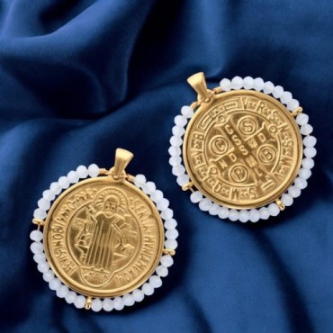 Médaille de Saint Benoit en acier inoxydable doré supérieur avec grains en verre de différentes couleurs, Ø 3 cm.