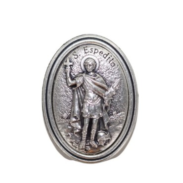 Plaque auto ovale H. 3.8 cm en metal couleur argentee. Plusieurs saints.
