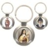 Porte-clés en métal couleur argenté de forme ronde Ø 3.8 cm. Livré en boite cadeaux. Existe avec différents Saints
