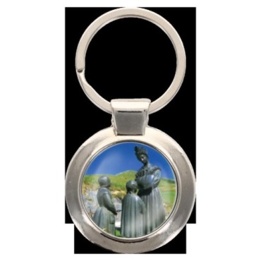Porte-clés en métal couleur argenté de forme ronde Ø 3.8 cm. Livré en boite cadeaux. Existe avec différents Saints