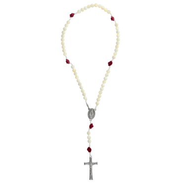 Chapelet corde avec fermoir, grains nacre 7 mm, pater rose céramique, croix métal avec Christ, 21 cm au cœur..