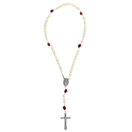 Chapelet corde avec fermoir, grains nacre 7 mm, pater rose céramique, croix métal avec Christ, 21 cm au cœur..
