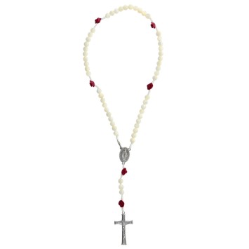 Chapelet corde avec fermoir, grains nacre 7 mm, pater rose céramique, croix métal avec Christ, 21 cm au cœur..