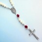 Chapelet corde avec fermoir, grains nacre 7 mm, pater rose céramique, croix métal avec Christ, 21 cm au cœur..