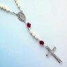 Chapelet corde avec fermoir, grains nacre 7 mm, pater rose céramique, croix métal avec Christ, 21 cm au cœur..