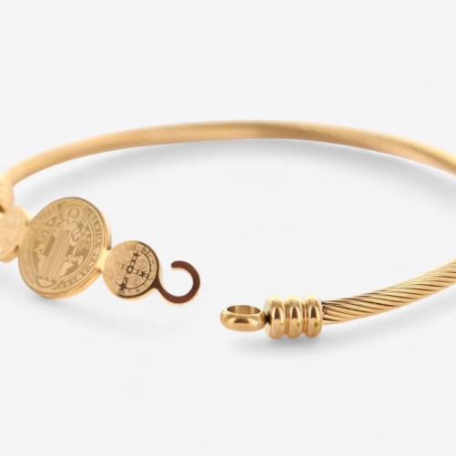 Bracelet rigide en acier inoxydable doré avec médaille de St Benoit