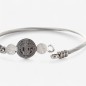 Bracelet rigide en acier inoxydable argenté avec médaille de St Benoit