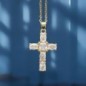 Collier avec chaîne en laiton de couleur dorée, L. 40 cm et croix avec zircons, H. 2.5 cm.