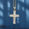Collier avec chaîne en laiton de couleur dorée, L. 40 cm et croix avec zircons, H. 2.5 cm.