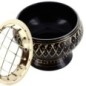 Brûle-encens en laiton noir strié avec grille, H 5 cm, Ø 6 cm. Livré en boîte individuelle.
