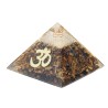 Pyramide Orgonite avec symbole OM, L. 8 cm. Plusieurs pierres.