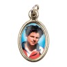 Médaille métal couleur dorée ovale H.1,5 cm avec résine, plusieurs saints.