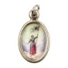Médaille métal couleur dorée ovale H.1,5 cm avec résine, plusieurs saints.