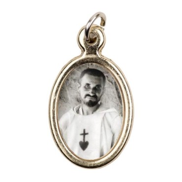 Médaille métal couleur dorée ovale H.1,5 cm avec résine, plusieurs saints.