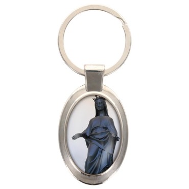 Porte-clés en métal de couleur argenté de forme ovale H. 4.3 cm. Livré en boite cadeaux. Existe avec différents Saints.