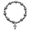 Bracelet dizainier sur élastique grains en hématite ronds et ovales avec croix en métal.