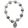 Bracelet dizainier sur élastique pour enfant grains en plastique marbre de différentes couleurs..
