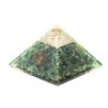 Pyramide Orgonite avec symbole Energie, L. 8 cm. Plusieurs pierres.