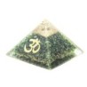 Pyramide Orgonite avec symbole OM, L. 8 cm. Plusieurs pierres.
