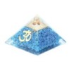 Pyramide Orgonite avec symbole OM, L. 8 cm. Plusieurs pierres.