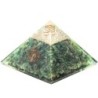 Pyramide Orgonite avec symbole Energie, L. 10 cm. Plusieurs pierres.
