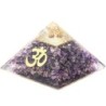 Pyramide Orgonite avec symbole OM, L. 10 cm. Plusieurs pierres.