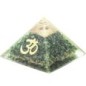 Pyramide Orgonite avec symbole OM, L. 10 cm. Plusieurs pierres.