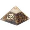 Pyramide Orgonite avec symbole OM, L. 10 cm. Plusieurs pierres.