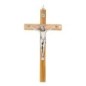 Crucifix en bois d´olivier avec Christ en métal couleur argentée.
