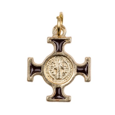 Croix de cou de saint Benoit en métal couleur dorée émaillé, hauteur 2 cm.