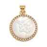 Médaille en laiton de couleur dorée avec coquille naturelle et zircons Ø 2.2 cm. Existe en différents Saints.