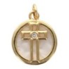 Médaille coquille naturelle avec croix ajourée dorée supérieure et zircon au centre, Ø 1.5 cm.