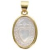 Médaille ovale de L'Ex-Voto, couleur dorée supérieur et coquille naturelle, H. 1.7 cm.