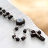 Chapelet sur chaine grains en bois de H. 5 mm. coeur en resine, croix avec Christ metal..