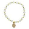 Bracelet sur élastique grains rond en verre Ø 6 mm avec médaille de la V. Miraculeuse de couleur dorée. Différentes couleurs