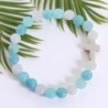 Bracelet élastique, perles jade Mashan naturel et jade blanc, croix en turquoise synthétique Ø 8 mm.