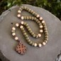 Chapelet sur corde, perles en bois Ø 10 mm, croix de Jérusalem en bois.
